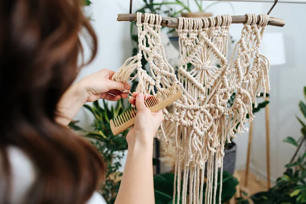 Artesana trabajando en los últimos detalles de una pieza de macramé casi terminada —  Fotos de Stock