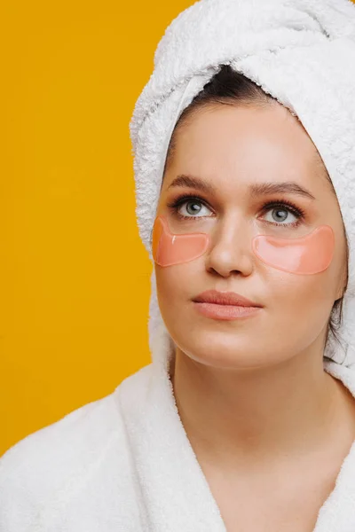 Sensuele vrouw met een gezonde, goed verzorgde huid die nergens boven geel uitkijkt. — Stockfoto