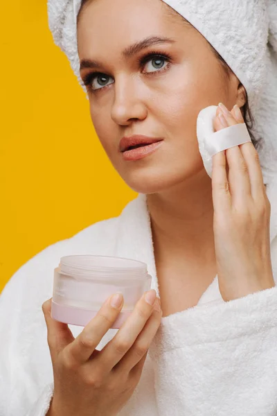 Érzéki középkorú nő, aki hidratáló krémet alkalmaz az arcán. — Stock Fotó