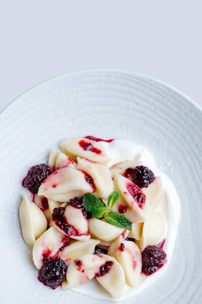 Gnocchi dolci con more e menta su un piatto bianco. Vista dall'alto — Foto Stock