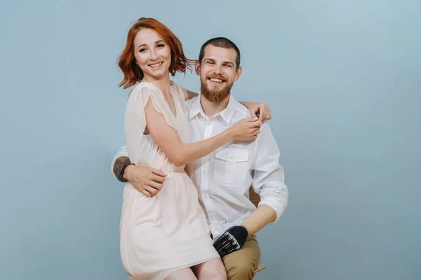 Retrato de una feliz pareja casada sobre fondo azul —  Fotos de Stock