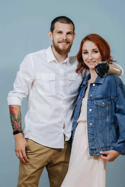 Портрет пары в необычной одежде на синем фоне — стоковое фото