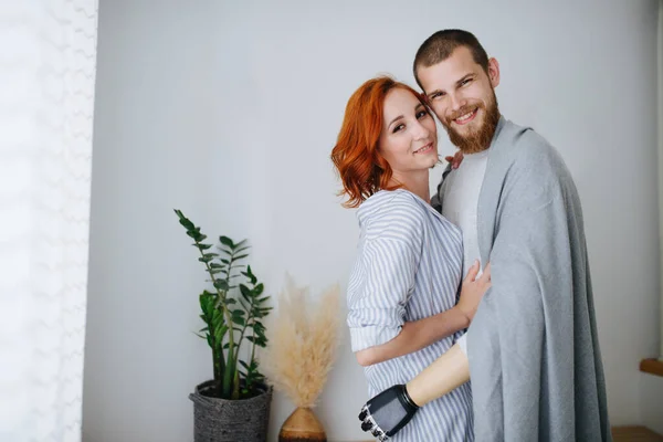 Pareja casada feliz posando para una foto en casa, de pie uno junto al otro —  Fotos de Stock