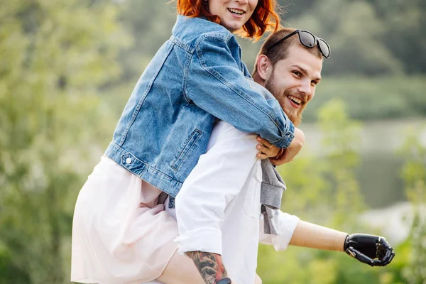Feliz pareja casada de mediana edad divirtiéndose en un parque —  Fotos de Stock