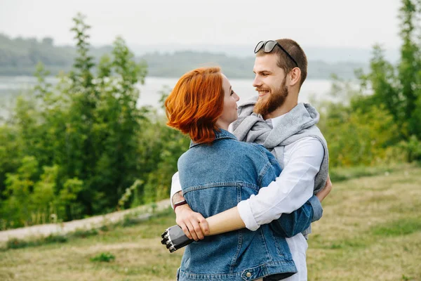 Gelukkig getrouwd stel van middelbare leeftijd knuffelen, kijken naar elkaar in een park — Stockfoto