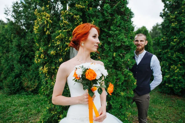Una pareja recién casada posando para una foto en un parque de enebros —  Fotos de Stock
