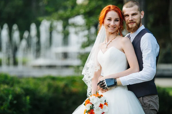Portrait of the newly wed couple standing together in the park — Stock Photo, Image