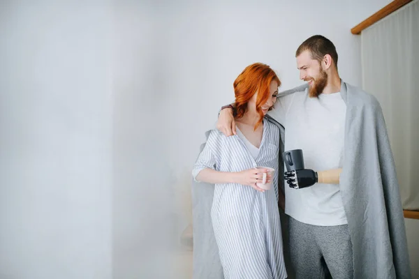 Boldog férj és feleség együtt állnak, kávét isznak otthon.. — Stock Fotó