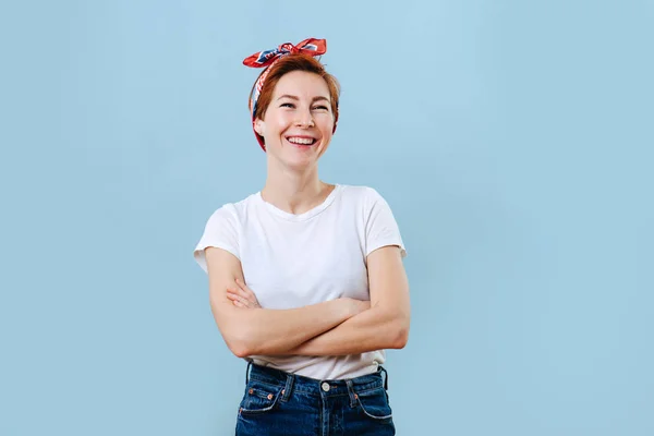 Retrato Uma Dona Casa Alegre Meia Idade Com Cabelo Curto — Fotografia de Stock