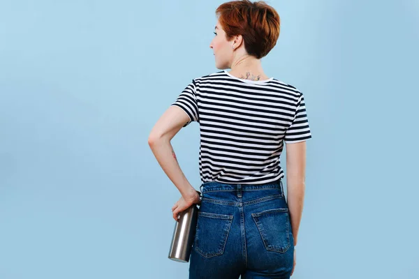 Woman Short Ginger Hair Hand Her Waist Holding Thermos She — ストック写真