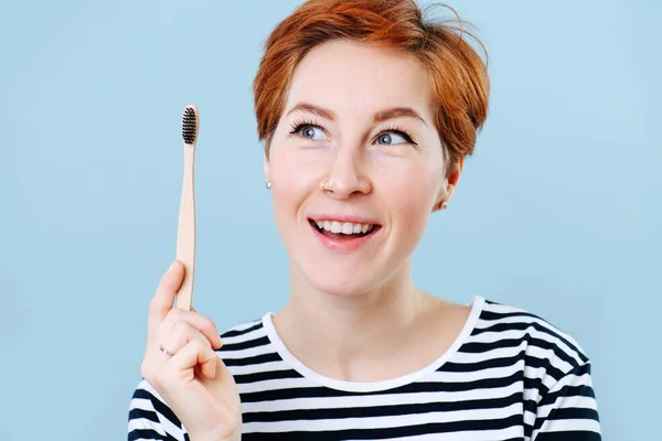 Retrato Uma Mulher Alegre Meia Idade Com Cabelo Curto Gengibre — Fotografia de Stock