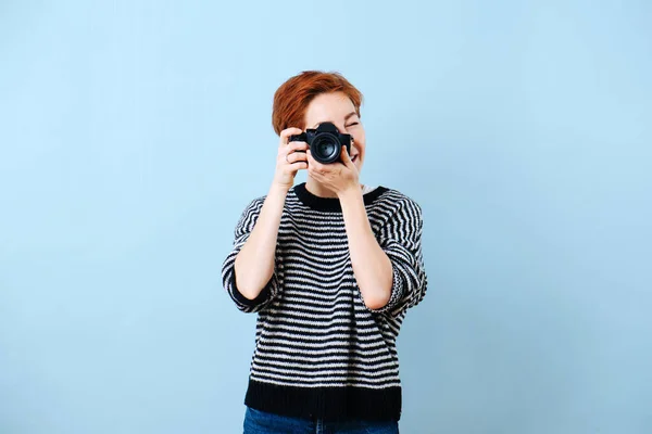 Cheerful middle aged woman with short ginger hair taking camera shot. — Stock Photo, Image