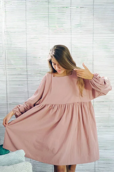 Joyeux Jeune Femme Robe Rose Midi Debout Dans Une Pièce — Photo