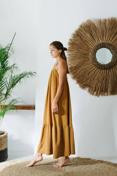 Szczęśliwa Młoda Kobieta Ciekawym Wyglądem Sukience Ochry Maxi Pozowanie Tropikalnym — Zdjęcie stockowe