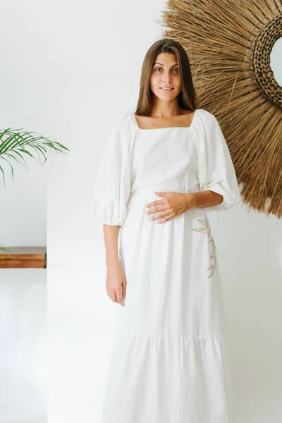 Mujer Joven Bastante Feliz Con Aspecto Inocente Vestido Verano Blanco — Foto de Stock