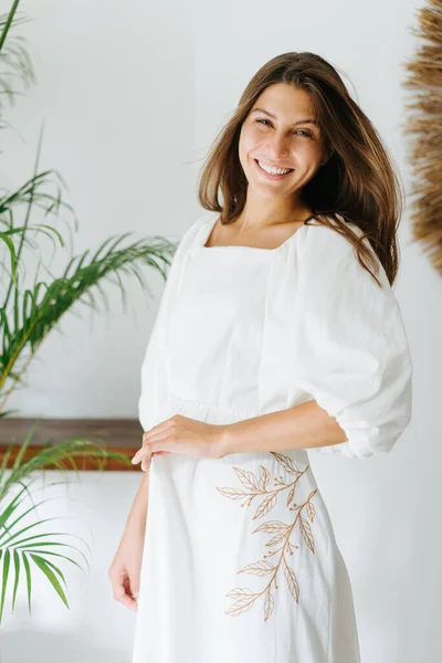 Joven Alegre Feliz Vestido Verano Blanco Claro Posando Para Una — Foto de Stock
