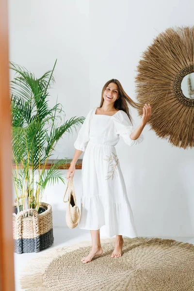 Açık Beyaz Bir Yaz Elbisesi Içinde Tropikal Bir Odada Fotoğraf — Stok fotoğraf