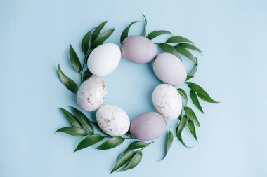 Güzel dekor. Yuvarlak bir yaprak ve yumurta çelengi. Hıristiyan Paskalya tatili konsepti