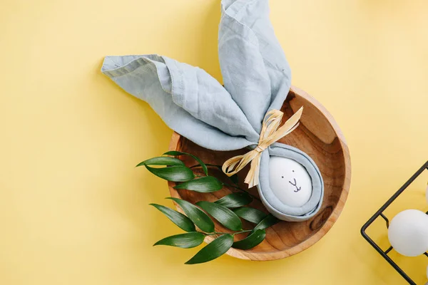 Eieren Met Een Smiley Konijnenoren Een Houten Bord Pasen Foto — Stockfoto