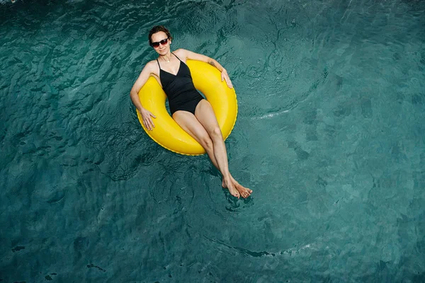 Seksowna Dziewczyna Czarnym Stroju Kąpielowym Leżąca Gumowym Żółtym Kółku Basenie — Zdjęcie stockowe
