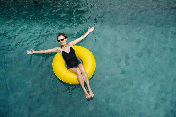 Fille Vacances Elle Nage Dans Piscine Rafraîchit Elle Porte Maillot — Photo