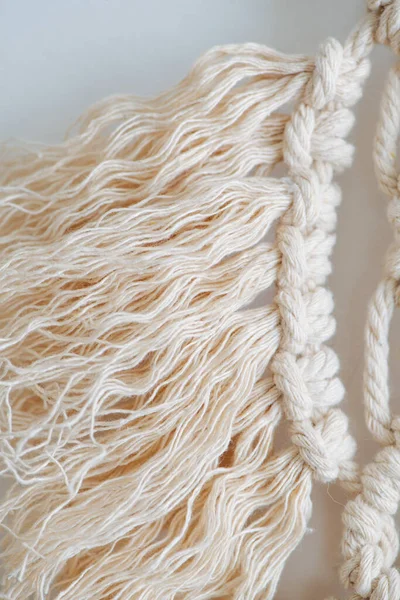 Egy Közeli Kép Egy Gyönyörűen Összekötött Fehér Kötél Makraméról — Stock Fotó