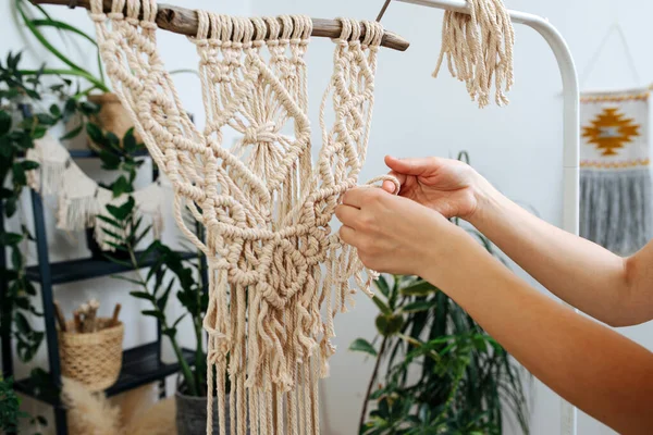 Zijaanzicht Close Van Hand Van Het Meisje Bij Macrame Weven — Stockfoto