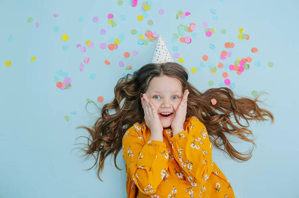 Щаслива Маленька Дівчинка День Народження Брюнетка Партійним Конусом Голові Помаранчевій — стокове фото