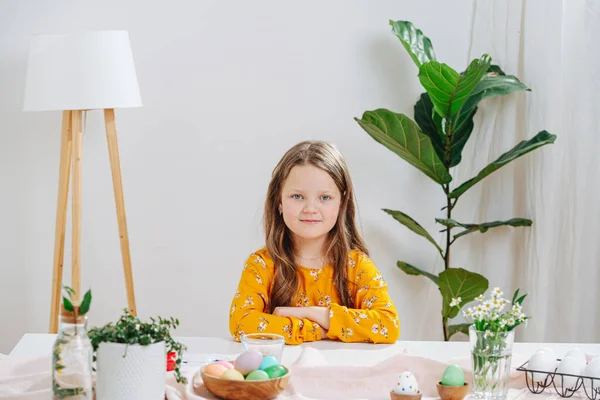 Kleines Brünettes Mädchen Orangefarbenen Hemd Sitzt Hause Hinter Einem Tisch — Stockfoto