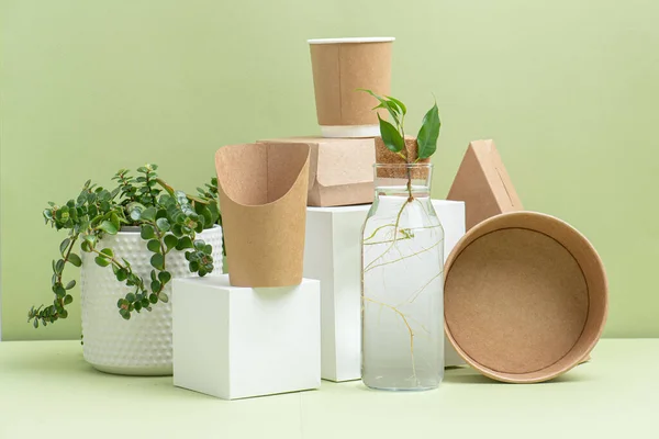 Yeşil Arka Planda Bambu Ahşap Kağıttan Yapılmış Tek Kullanımlık Mutfak — Stok fotoğraf