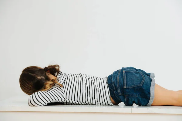 Menina Anos Virou Ofendido Ela Deita Mesa Casa — Fotografia de Stock