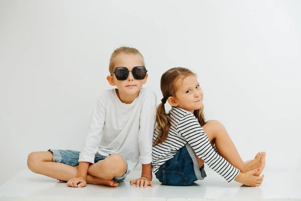 Wspólny Portret Brata Okularach Przeciwsłonecznych Siostry Warkoczami Siedzą Luźnych Ubraniach — Zdjęcie stockowe