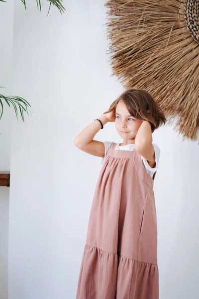 Menina Muito Descalça Vestido Midi Rosa Usado Sobre Camisa Branca — Fotografia de Stock