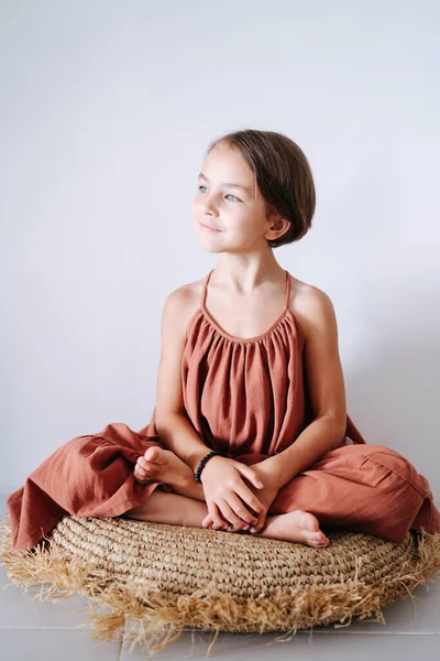 Menina Descalça Bonito Vestido Curto Laranja Escuro Posando Para Uma — Fotografia de Stock