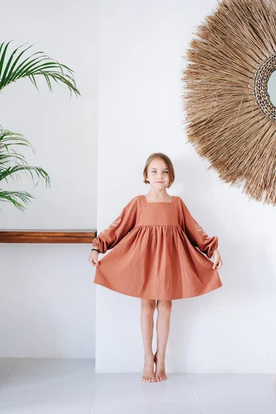Linda Niña Descalza Mostrando Vestido Naranja Oscuro Posando Para Una —  Fotos de Stock
