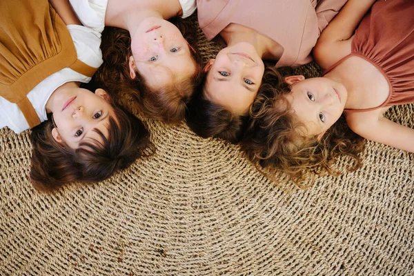 Four Cute Little Girls Same Age Lying Floor Wicker Rug — Stock Photo, Image