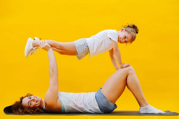 Mãe e filha se divertem no treinamento — Fotografia de Stock
