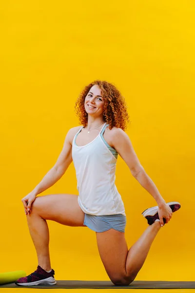 Gelukkig roodharige krullende vrouw, het doen van workout een stuk — Stockfoto