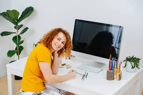 Mujer creativa trabajando remotamente en su oficina en casa —  Fotos de Stock