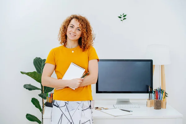 Mujer sonriente de la profesión creativa de buen humor . —  Fotos de Stock