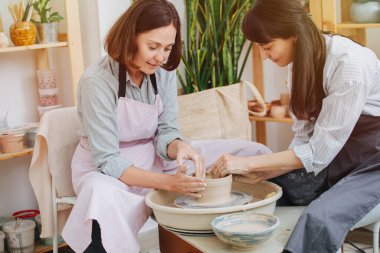 Tecrübeyi aktarıyorum. Bir çömlek ustasının portresi ve öğrencisinin kilden bir kap yaratması.