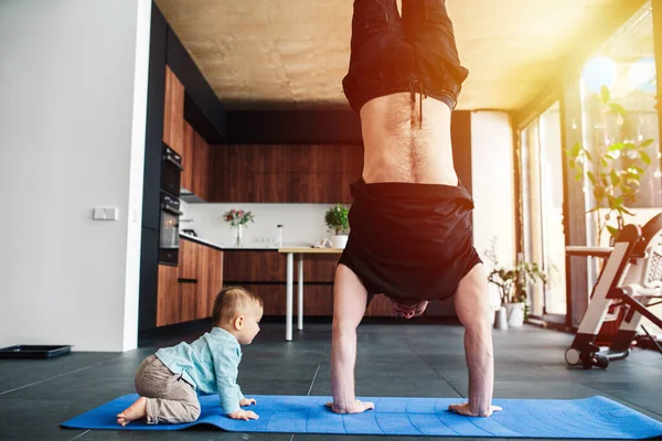 Image Rapprochée Exercices Sportifs Maison Père Effectue Handstand Tandis Que — Photo