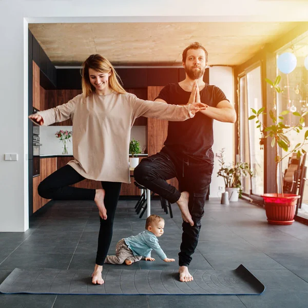 Familia Haciendo Yoga Padre Pie Una Posición Madre Manteniendo Equilibrio — Foto de Stock