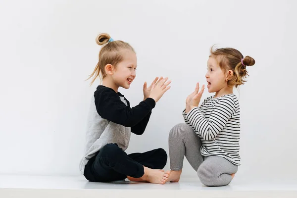 Nedsänkt Involverade Små Barfota Syskon Liggande Ett Bord Med Fötterna — Stockfoto