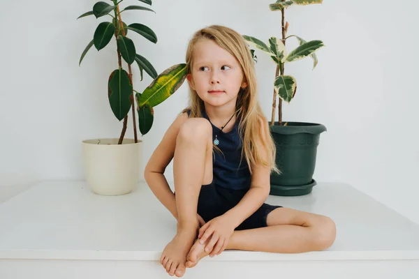 Niño Pequeño Con Pelo Largo Rubio Sentado Una Mesa Plantas —  Fotos de Stock