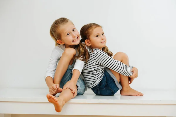 Roliga Små Barfota Syskon Som Sitter Ett Bord Med Benen — Stockfoto