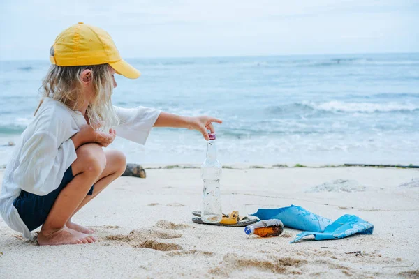 Petit Garçon Blond Vêtements Simples Ramasse Une Bouteille Verre Partir — Photo