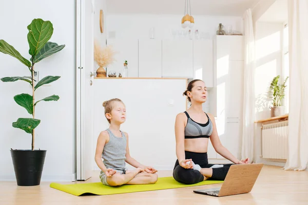 Maman Son Fils Font Yoga Assis Dans Lotus Asana Devant — Photo
