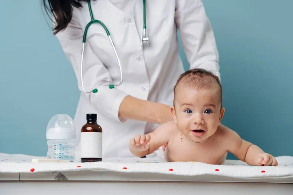 Bebê Olhos Azuis Recepção Pediatra Encontra Barriga Olha Para Câmera — Fotografia de Stock