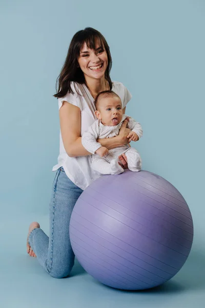 Schattig Jong Brunette Mam Doet Oefeningen Met Baby Lila Gymnastiek — Stockfoto